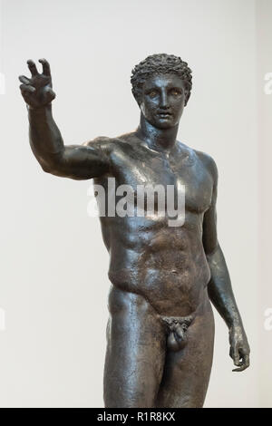 Atene. La Grecia. La Gioventù di Antikythera (Ephebe), greca antica statua in bronzo dal relitto di Antikythera, datata ca. 340-330 A.C. Archaeologi nazionale Foto Stock