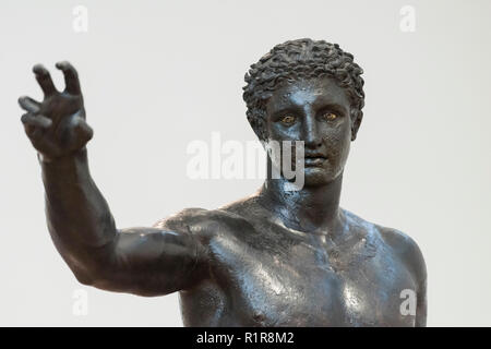 Atene. La Grecia. La Gioventù di Antikythera (Ephebe), greca antica statua in bronzo dal relitto di Antikythera, datata ca. 340-330 A.C. Archaeologi nazionale Foto Stock