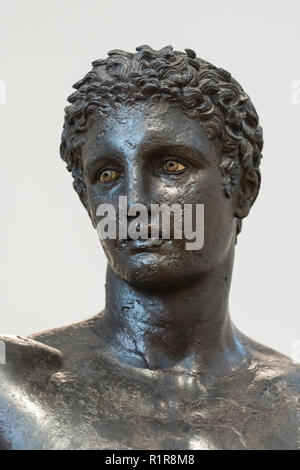 Atene. La Grecia. La Gioventù di Antikythera (Ephebe), greca antica statua in bronzo dal relitto di Antikythera, datata ca. 340-330 A.C. Archaeologi nazionale Foto Stock