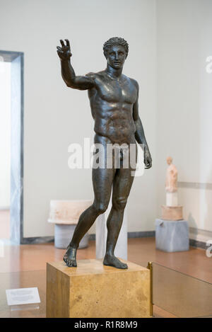 Atene. La Grecia. La Gioventù di Antikythera (Ephebe), greca antica statua in bronzo dal relitto di Antikythera, datata ca. 340-330 A.C. Archaeologi nazionale Foto Stock