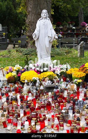 Una statua del Sacro Cuore di Gesù a Martinsky cintorin (cimitero) durante le tutte le anime ottava. Accendere le candele di fronte ad esso. Foto Stock