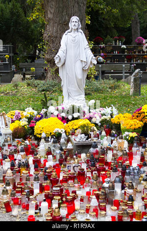 Una statua del Sacro Cuore di Gesù a Martinsky cintorin (cimitero) durante le tutte le anime ottava. Accendere le candele di fronte ad esso. Foto Stock