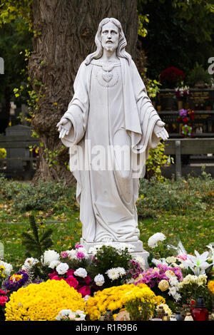 Una statua del Sacro Cuore di Gesù a Martinsky cintorin (cimitero) durante le tutte le anime ottava. Accendere le candele di fronte ad esso. Foto Stock