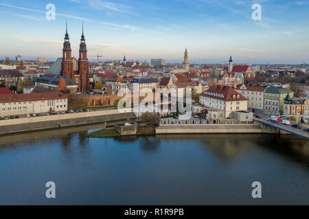 Opole, veduta aerea della Città Vecchia e il fiume Oder. Polonia, giornata d'autunno. Drone shot. Foto Stock