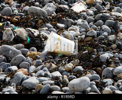 Pianeta o plastica inquinamento sulla spiaggia Foto Stock