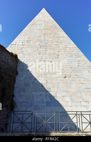 Roma, Italia - 22 giugno 2017: una vista fantastica della Piramide di Caio Cestio e Porta San Paolo nella città di Roma, Italia Foto Stock