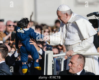 Città del Vaticano il Vaticano. 14 Nov 2018. Papa Francesco durante l udienza generale di mercoledì in Piazza San Pietro in Vaticano il 14 novembre 2018 Credit: Sylvia di blocco/Alamy Live News Foto Stock