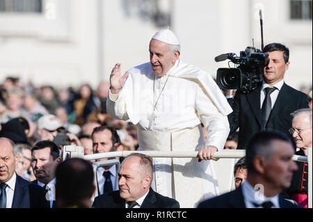 Città del Vaticano il Vaticano. 14 Nov 2018. Papa Francesco durante l udienza generale di mercoledì in Piazza San Pietro in Vaticano il 14 novembre 2018 Credit: Sylvia di blocco/Alamy Live News Foto Stock