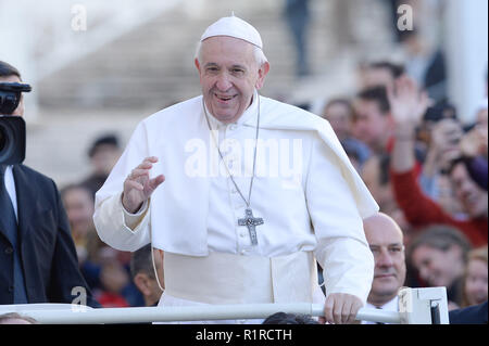 Città del Vaticano il Vaticano. 14 Nov 2018. Papa Francesco durante l udienza generale di mercoledì in Piazza San Pietro in Vaticano il 14 novembre 2018 Credit: Sylvia di blocco/Alamy Live News Foto Stock