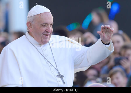 Città del Vaticano il Vaticano. 14 Nov 2018. Papa Francesco durante l udienza generale di mercoledì in Piazza San Pietro in Vaticano il 14 novembre 2018 Credit: Sylvia di blocco/Alamy Live News Foto Stock