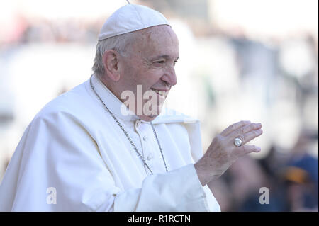 Città del Vaticano il Vaticano. 14 Nov 2018. Papa Francesco durante l udienza generale di mercoledì in Piazza San Pietro in Vaticano il 14 novembre 2018 Credit: Sylvia di blocco/Alamy Live News Foto Stock