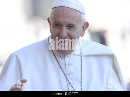 Città del Vaticano il Vaticano. 14 Nov 2018. Papa Francesco durante l udienza generale di mercoledì in Piazza San Pietro in Vaticano il 14 novembre 2018 Credit: Sylvia di blocco/Alamy Live News Foto Stock