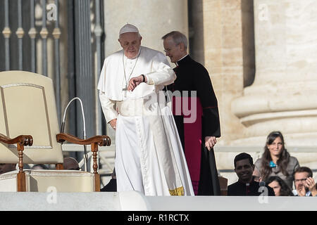 Città del Vaticano il Vaticano. 14 Nov 2018. Papa Francesco durante l udienza generale di mercoledì in Piazza San Pietro in Vaticano il 14 novembre 2018 Credit: Sylvia di blocco/Alamy Live News Foto Stock