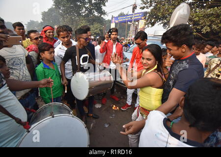 Kolkata, India. Xiv Nov, 2018. Hijra balli durante la mattina offerte al dio Sole all'ultimo giorno del multi-giorno indù annuale festival Chhath considerata principalmente dal popolo di stati indiani del Bihar, Chhattisgarh, nello stato del Jharkhand, Madhya Pradesh, Odisha, Rajasthan, Uttarkhand, Uttar Pradesh, Bengala Occidentale e Madhesh regione del Nepal ecc. Credito: Biswarup Ganguly/Alamy Live News Foto Stock