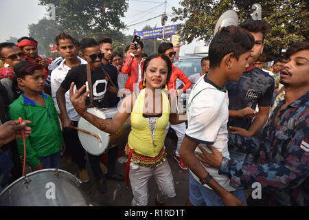 Kolkata, India. Xiv Nov, 2018. Hijra balli durante la mattina offerte al dio Sole all'ultimo giorno del multi-giorno indù annuale festival Chhath considerata principalmente dal popolo di stati indiani del Bihar, Chhattisgarh, nello stato del Jharkhand, Madhya Pradesh, Odisha, Rajasthan, Uttarkhand, Uttar Pradesh, Bengala Occidentale e Madhesh regione del Nepal ecc. Credito: Biswarup Ganguly/Alamy Live News Foto Stock