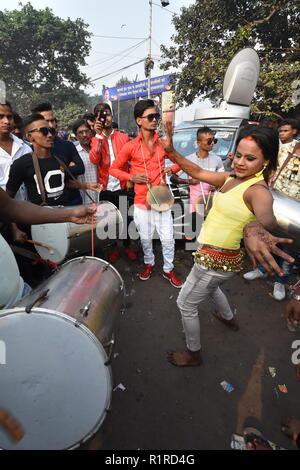 Kolkata, India. Xiv Nov, 2018. Hijra balli durante la mattina offerte al dio Sole all'ultimo giorno del multi-giorno indù annuale festival Chhath considerata principalmente dal popolo di stati indiani del Bihar, Chhattisgarh, nello stato del Jharkhand, Madhya Pradesh, Odisha, Rajasthan, Uttarkhand, Uttar Pradesh, Bengala Occidentale e Madhesh regione del Nepal ecc. Credito: Biswarup Ganguly/Alamy Live News Foto Stock