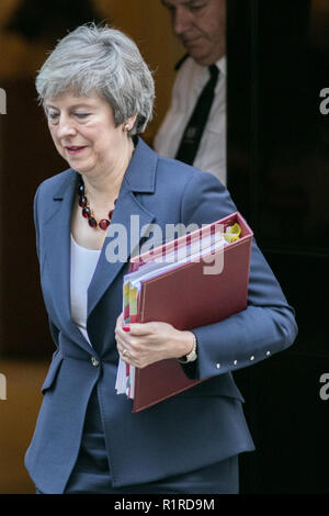 Londra, Regno Unito. Xiv Nov, 2018. PM Theresa Maggio lascia 10 di Downing Street per frequentare il settimanale PMQ presso il Parlamento davanti a una speciale riunione del gabinetto sul progetto documenti Brexit Credito: amer ghazzal/Alamy Live News Foto Stock