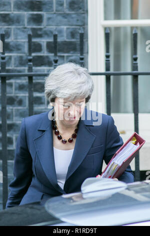 Londra, Regno Unito. Xiv Nov, 2018. PM Theresa Maggio lascia 10 di Downing Street per frequentare il settimanale PMQ presso il Parlamento davanti a una speciale riunione del gabinetto sul progetto documenti Brexit Credito: amer ghazzal/Alamy Live News Foto Stock