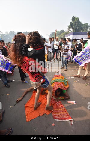 Kolkata, India. Xiv Nov, 2018. Hijra balli durante la mattina offerte al dio Sole all'ultimo giorno del multi-giorno indù annuale festival Chhath considerata principalmente dal popolo di stati indiani del Bihar, Chhattisgarh, nello stato del Jharkhand, Madhya Pradesh, Odisha, Rajasthan, Uttarkhand, Uttar Pradesh, Bengala Occidentale e Madhesh regione del Nepal ecc. Credito: Biswarup Ganguly/Alamy Live News Foto Stock