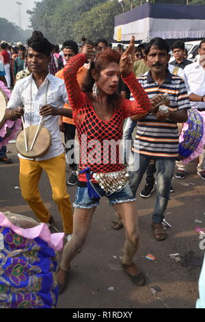 Kolkata, India. Xiv Nov, 2018. Hijra balli durante la mattina offerte al dio Sole all'ultimo giorno del multi-giorno indù annuale festival Chhath considerata principalmente dal popolo di stati indiani del Bihar, Chhattisgarh, nello stato del Jharkhand, Madhya Pradesh, Odisha, Rajasthan, Uttarkhand, Uttar Pradesh, Bengala Occidentale e Madhesh regione del Nepal ecc. Credito: Biswarup Ganguly/Alamy Live News Foto Stock