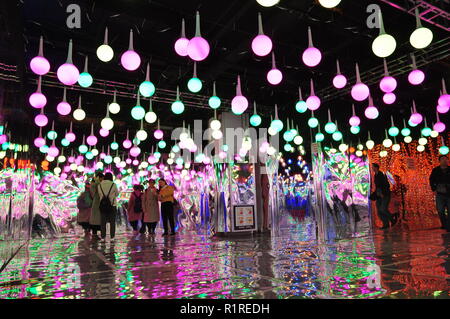 Xi'an, Cina. Xiii Nov, 2018. La mostra di illuminazione del tempo di "tunnel" può essere visto in un centro commerciale per lo shopping a Xi'an, la Cina della provincia di Shaanxi, Novembre 13th, 2018. Credito: SIPA Asia/ZUMA filo/Alamy Live News Foto Stock