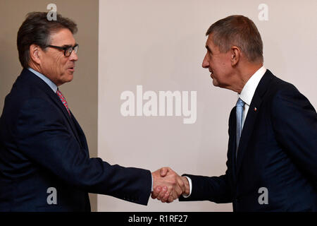 PM ceca Andrej Babis (destra) si incontrano con il Segretario di Stato americano per l'energia Rick Perry (sinistra) a Praga, nella Repubblica ceca il 14 novembre 2018. Argomenti in discussione vi sono la cooperazione economica, progetti energetici in Europa, Nord Stream II gas pipeline, UE Mercato interno del gas, energia transatlantica le iniziative di cooperazione e l' energia nucleare. (CTK foto/Michal Kamaryt) Foto Stock