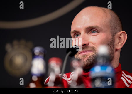 Leipzig, Germania. Xiv Nov, 2018. Calcio: Germania, conferenza stampa della nazionale russa prima della partita internazionale tra la Germania e la Russia (15.11.) in Red Bull Arena Leipzig. Il giocatore russo Konstantin Rausch siede sul podio. Credito: Jan Woitas/dpa-Zentralbild/dpa/Alamy Live News Foto Stock