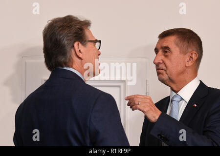 Praga, Repubblica Ceca. Xiv Nov, 2018. PM ceca Andrej Babis (destra) si incontrano con il Segretario di Stato americano per l'energia Rick Perry (sinistra) a Praga, nella Repubblica ceca il 14 novembre 2018. Argomenti in discussione vi sono la cooperazione economica, progetti energetici in Europa, Nord Stream II gas pipeline, UE Mercato interno del gas, energia transatlantica le iniziative di cooperazione e l' energia nucleare. Credito: Michal Kamaryt/CTK foto/Alamy Live News Foto Stock