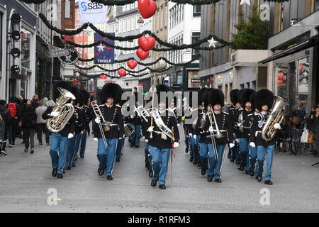 Copenhagen, Danimarca, 14 Novembre, 2018. Regina royal guardie live marzo attraverso la città sotto le decorazioni di Natale, Copenhagen DANIMARCA. Francesco Giuseppe decano / Dean foto/Alamy Live News