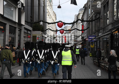 Copenhagen, Danimarca, 14 Novembre, 2018. Regina royal guardie live marzo attraverso la città sotto le decorazioni di Natale, Copenhagen DANIMARCA. Francesco Giuseppe decano / Dean foto/Alamy Live News