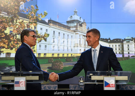 Praga, Repubblica Ceca. Xiv Nov, 2018. PM ceca Andrej Babis (a destra) e il Segretario di Stato americano per l'energia Rick Perry (sinistra) di partecipare alla conferenza stampa dopo la loro riunione a Praga, nella Repubblica ceca il 14 novembre 2018. Argomenti in discussione vi sono la cooperazione economica, progetti energetici in Europa, Nord Stream II gas pipeline, UE Mercato interno del gas, energia transatlantica le iniziative di cooperazione e l' energia nucleare. Credito: Michal Kamaryt/CTK foto/Alamy Live News Foto Stock