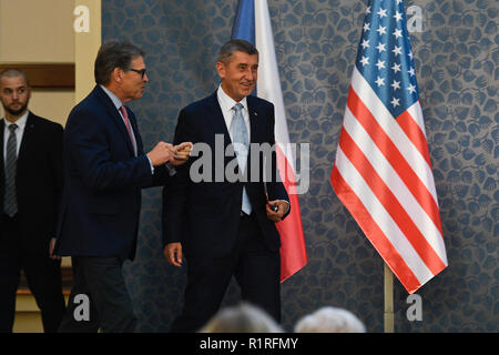 Praga, Repubblica Ceca. Xiv Nov, 2018. PM ceca Andrej Babis (a destra) e il Segretario di Stato americano per l'energia Rick Perry venite ad una conferenza stampa dopo il loro incontro a Praga, nella Repubblica ceca il 14 novembre 2018. Argomenti in discussione vi sono la cooperazione economica, progetti energetici in Europa, Nord Stream II gas pipeline, UE Mercato interno del gas, energia transatlantica le iniziative di cooperazione e l' energia nucleare. Credito: Michal Kamaryt/CTK foto/Alamy Live News Foto Stock