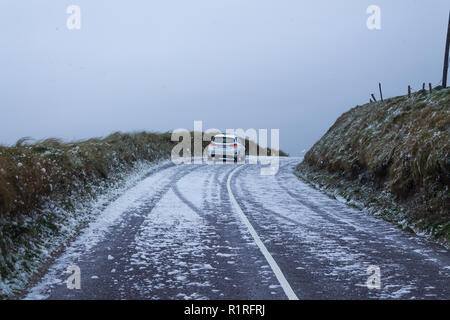 Rosscarbery, West Cork, Irlanda, 14 novembre 2018. Tempesta Onshore venti della forza ha portato un look invernale per le strade lungo le scogliere a vicino Owenahincha Rosscarbery, schiuma di mare agitato dai venti vetture ha dato una bufera di neve di bianco "neve" bolle a guidare attraverso. Credito: aphperspective/Alamy Live News Foto Stock