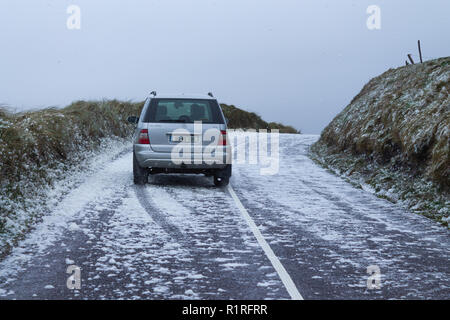 Rosscarbery, West Cork, Irlanda, 14 novembre 2018. Tempesta Onshore venti della forza ha portato un look invernale per le strade lungo le scogliere a vicino Owenahincha Rosscarbery, schiuma di mare agitato dai venti vetture ha dato una bufera di neve di bianco "neve" bolle a guidare attraverso. Credito: aphperspective/Alamy Live News Foto Stock