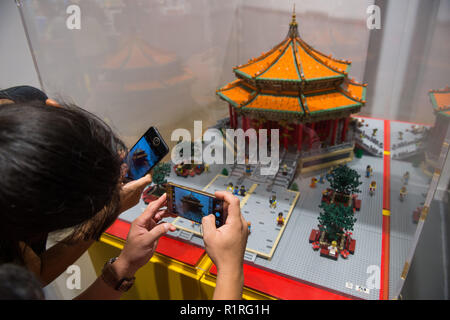 Shenyang, Shenyang, Cina. Xiv Nov, 2018. Shenyang, Cina-migliaia di blocchi LEGO formano un modello di Shenyang Palace Museum di Shenyang, a nord-est della Cina di Provincia di Liaoning. Credito: SIPA Asia/ZUMA filo/Alamy Live News Foto Stock