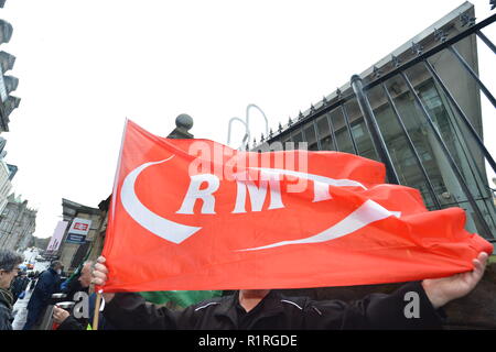 Edinburgh, Regno Unito. Xiv Nov, 2018. RMT Unione (Unione nazionale del trasporto ferroviario e marittimo e i lavoratori del settore dei trasporti) membri proteste davanti a un voto di Holyrood chiamando per la pausa ScotRail clausola a essere esercitati, scozzese leader laburista Richard Leonard e portavoce di trasporto Colin Smyth campagna presso la stazione di Waverley. Credito: Colin Fisher/Alamy Live News Foto Stock