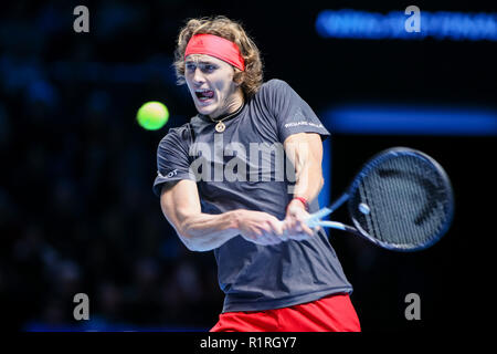 Londra, Regno Unito. 14 Novembre, 2018. Alexander Zverev della Germania durante gli uomini singoli match di 2018 Nitto ATP Finals contro Novak Djokovic di Serbia all'O2 Arena di Londra, in Inghilterra il 14 novembre 2018. Credito: AFLO/Alamy Live News Foto Stock