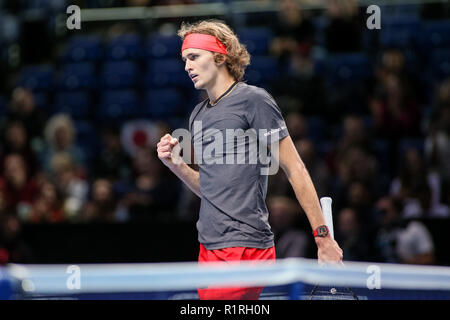 Londra, Regno Unito. 14 Novembre, 2018. Alexander Zverev della Germania durante gli uomini singoli match di 2018 Nitto ATP Finals contro Novak Djokovic di Serbia all'O2 Arena di Londra, in Inghilterra il 14 novembre 2018. Credito: AFLO/Alamy Live News Foto Stock