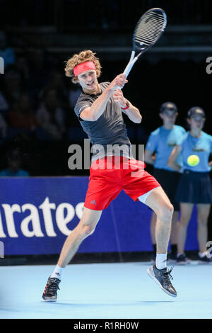 Londra, Regno Unito. 14 Novembre, 2018. Alexander Zverev della Germania durante gli uomini singoli match di 2018 Nitto ATP Finals contro Novak Djokovic di Serbia all'O2 Arena di Londra, in Inghilterra il 14 novembre 2018. Credito: AFLO/Alamy Live News Foto Stock
