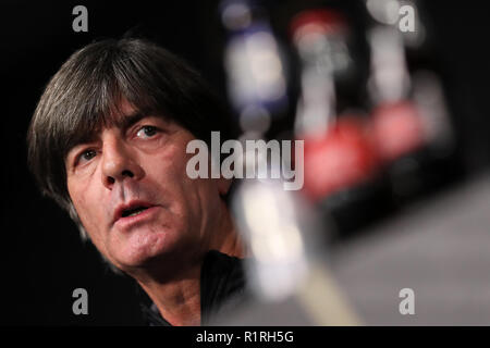 Leipzig, Germania. Xiv Nov, 2018. Calcio: Germania, premere il tasto Conferenza nazionale del team prima della partita internazionale contro la Russia (15.11.) in Red Bull Academy di Lipsia. Allenatore nazionale Joachim "" Jogi Löw parla alla conferenza stampa. Credito: Jan Woitas/dpa-Zentralbild/dpa/Alamy Live News Foto Stock