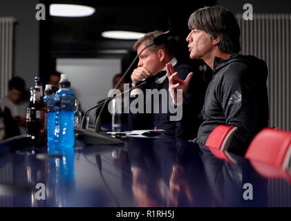 Leipzig, Germania. Xiv Nov, 2018. Calcio: Germania, premere il tasto Conferenza nazionale del team prima della partita internazionale contro la Russia (15.11.) in Red Bull Academy di Lipsia. Allenatore nazionale Joachim "" Jogi Löw parla alla conferenza stampa. Credito: Jan Woitas/dpa-Zentralbild/dpa/Alamy Live News Foto Stock