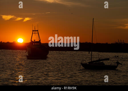 Leigh on Sea, Essex, Regno Unito. 14 Novembre, 2018. I tramonti a Leigh On Sea Essex dopo un estremamente mite giornata autunnale. Le previsioni meteo per le temperature in tutto il Regno Unito per raggiungere ben al di sopra della media per la metà di novembre dove 17c è possibile nei prossimi giorni. Xiv Novembre 2018 Credit: MARTIN DALTON/Alamy Live News Foto Stock