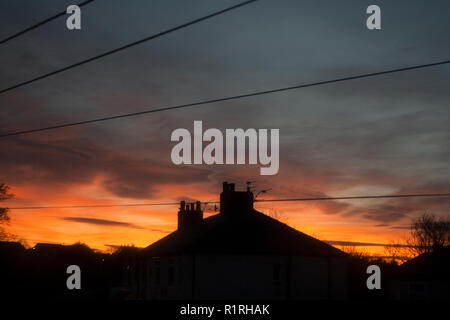 ST HELENS, Regno Unito. Il 14 novembre 2018. Il cielo di compensazione crea un tramonto in St Helens, nord-ovest Inghilterra con tempo freddo previsto. Premos/Alamy Live News Foto Stock