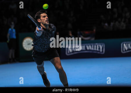 Londra, Regno Unito. 14 Novembre, 2018. 14 novembre 2018, l'O2 , Londra, Inghilterra; Nitto ATP World Tour Finals, giorno 4; Novak Djokovic di Serbia in azione durante la sua partita contro Alexander Zverev della Germania Credit: Romena Fogliati/News immagini Credito: News immagini /Alamy Live News Foto Stock
