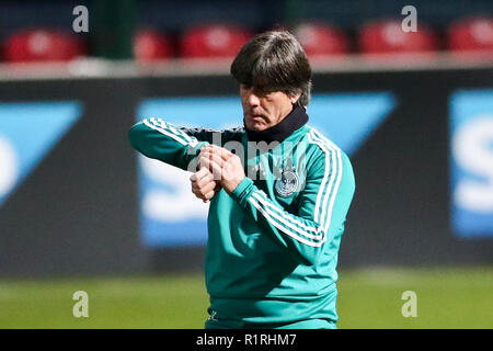 Leipzig, Germania. Xiv Nov, 2018. Calcio: Germania, finale la formazione della squadra nazionale prima che la partita internazionale contro la Russia (15.11.) in Red Bull Academy di Lipsia. Allenatore nazionale Joachim "" Jogi Löw guarda l'orologio. Credito: Jan Woitas/dpa-Zentralbild/dpa/Alamy Live News Foto Stock