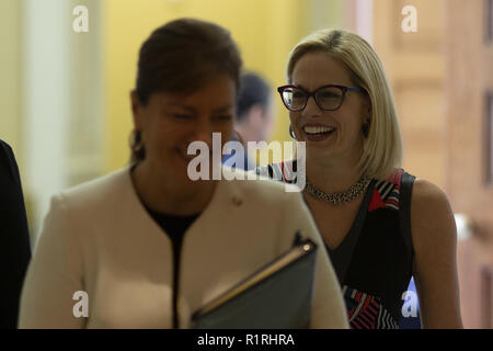 Washington, Distretto di Columbia, Stati Uniti d'America. Xiv Nov, 2018. Stati Uniti il senatore eletto Kyrsten Sinema (Democratico di Arizona) lascia un Caucus democratico riunione del Campidoglio di Washington il 14 novembre 2018 Credit: Alex Edelman/CNP/ZUMA filo/Alamy Live News Foto Stock