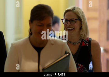 Stati Uniti il senatore eletto Kyrsten Sinema (Democratico di Arizona) lascia un Caucus democratico riunione del Campidoglio di Washington il 14 novembre 2018. Credito: Alex Edelman/CNP/MediaPunch Foto Stock