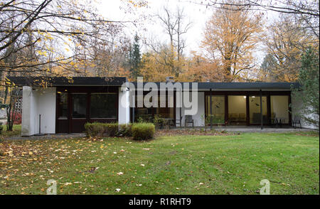 Pullach, Germania. 09Nov, 2018. Il Presidential bungalow possono essere viste nei locali della Federal Intelligence Service (BND). Il bungalow era usata come residenza ufficiale degli ex presidenti BND. Credito: Sven Hoppe/dpa/Alamy Live News Foto Stock