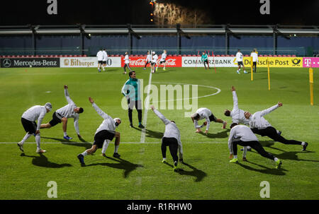 Leipzig, Germania. Xiv Nov, 2018. Calcio: Germania, finale la formazione della squadra nazionale prima che la partita internazionale contro la Russia (15.11.) in Red Bull Academy di Lipsia. Il tratto dei giocatori durante la serata la sessione di formazione. Credito: Jan Woitas/dpa-Zentralbild/dpa/Alamy Live News Foto Stock