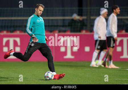 Leipzig, Germania. Xiv Nov, 2018. Calcio: Germania, finale la formazione della squadra nazionale prima che la partita internazionale contro la Russia (15.11.) in Red Bull Academy di Lipsia. Il portiere Manuel Neuer durante la serata la sessione di formazione. Credito: Jan Woitas/dpa-Zentralbild/dpa/Alamy Live News Foto Stock